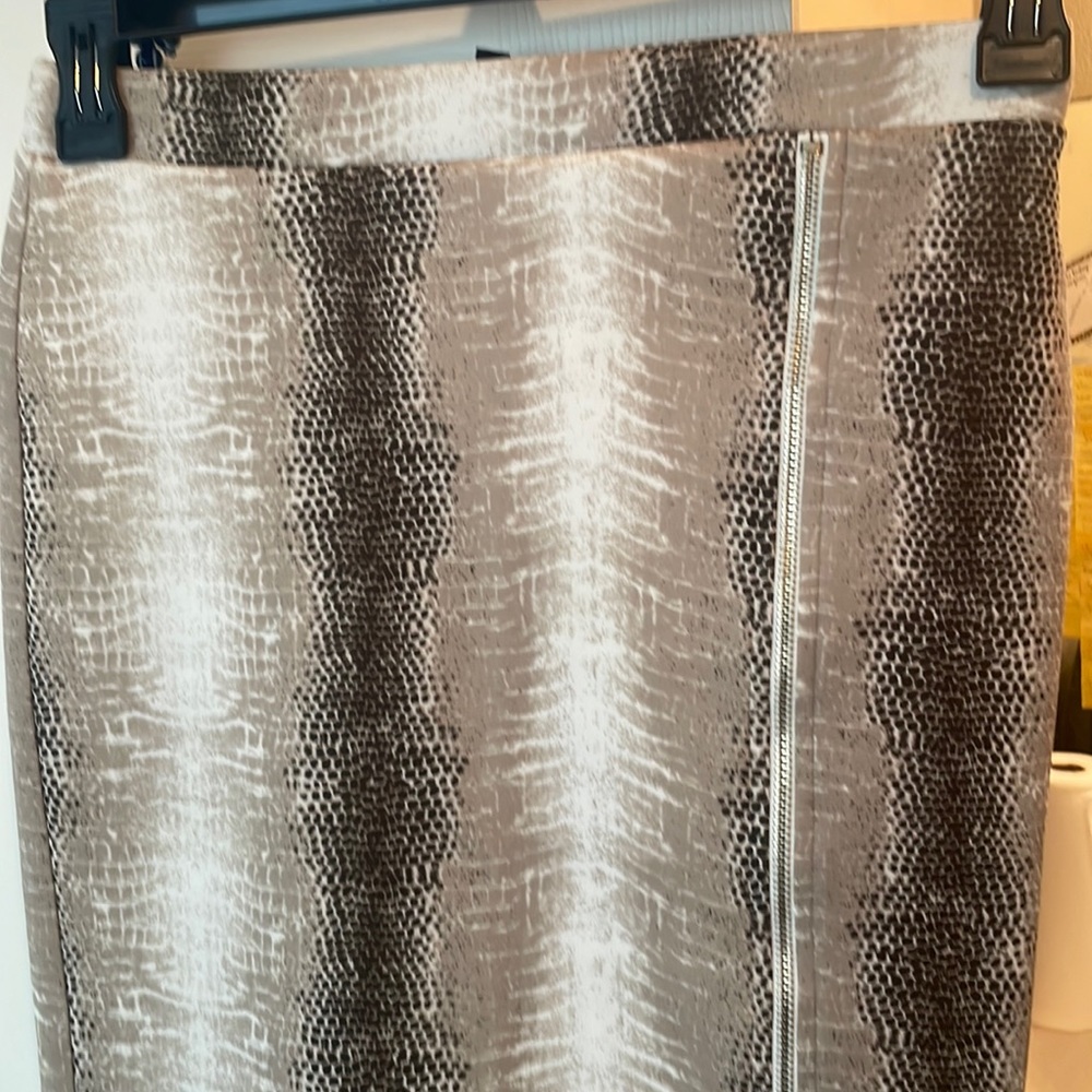 XS Kardashian Collection pencil skirt with zipper on side